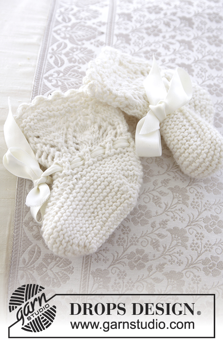 My Fairy Booties / DROPS Baby 29-2 - Strikkede baby sokker med hullmønster til dåp eller navnefest i DROPS Cotton Merino. Størrelse 15 -23