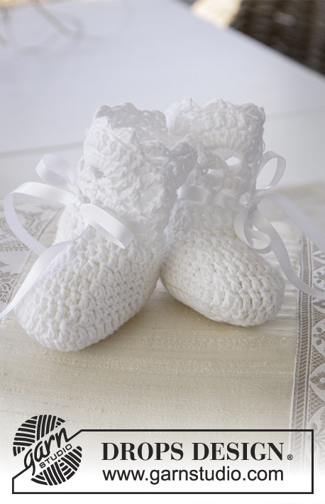 So Charming Socks / DROPS Baby 29-4 - Virkade baby tofflor med solfjäderskant till dop eller namngivningsfest i DROPS Safran. Storlek 15 - 23