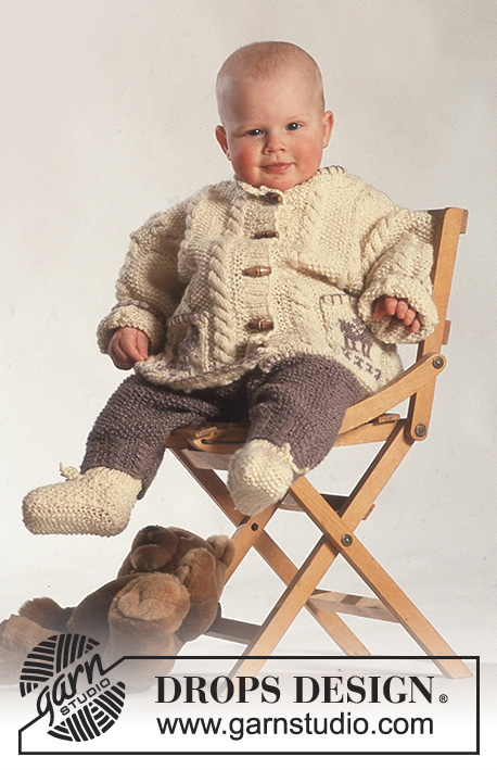 Maximilian / DROPS Baby 3-21 - DROPS vest met kabelpatroon, broek, muts, wanten en slofjes van “Karisma”