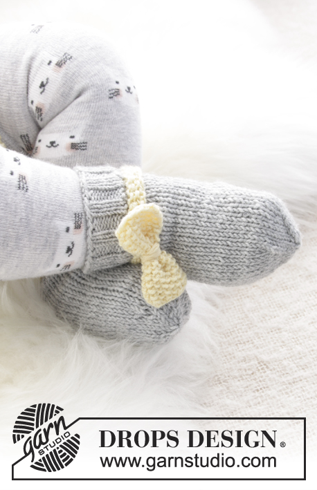Little Miss Ribbons Socks / DROPS Baby 31-12 - Gebreide kokersokken met gerstekorrel en strik voor baby. Maten 1 maand - 4 jaar. Het werk wordt gebreid in DROPS BabyMerino.