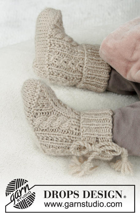 Aiden Socks / DROPS Baby 31-24 - Strikkede tøfler til baby med snoninger og rib. Størrelse 1 mdr – 4 år. Arbejdet er strikket i DROPS Lima