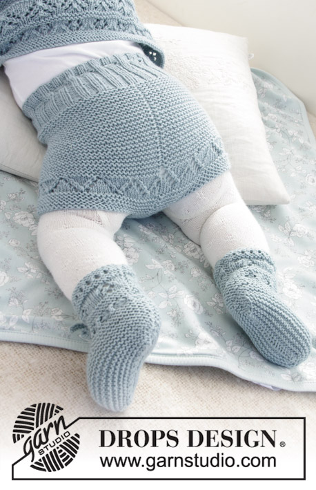 Odeta Pants / DROPS Baby 31-4 - Settet består av: Stickade shorts och tofflor med hålmönster och rätstickning till baby. Storlek <0 (=prematur) - 4 år. Settet är stickat i DROPS BabyMerino