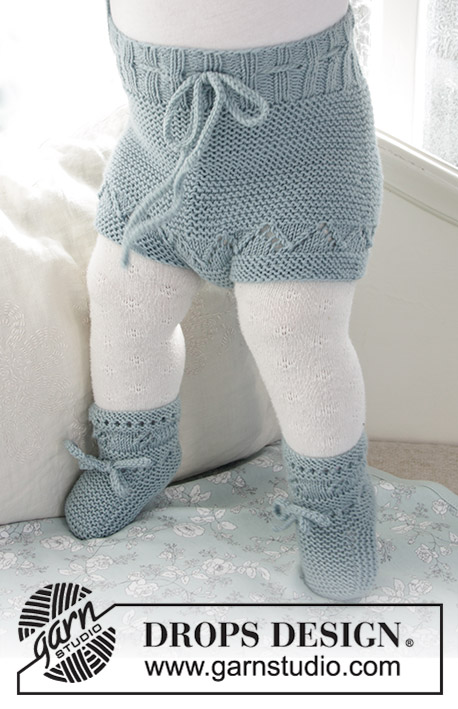 Odeta Pants / DROPS Baby 31-4 - Sættet består af: Strikkede shorts og sutsko med hulmønster og retstrik til baby. Størrelse <0 (= præmatur) - 4 år. Sættet er strikket i DROPS BabyMerino
