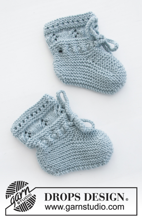 Odeta Pants / DROPS Baby 31-4 - Sættet består af: Strikkede shorts og sutsko med hulmønster og retstrik til baby. Størrelse <0 (= præmatur) - 4 år. Sættet er strikket i DROPS BabyMerino