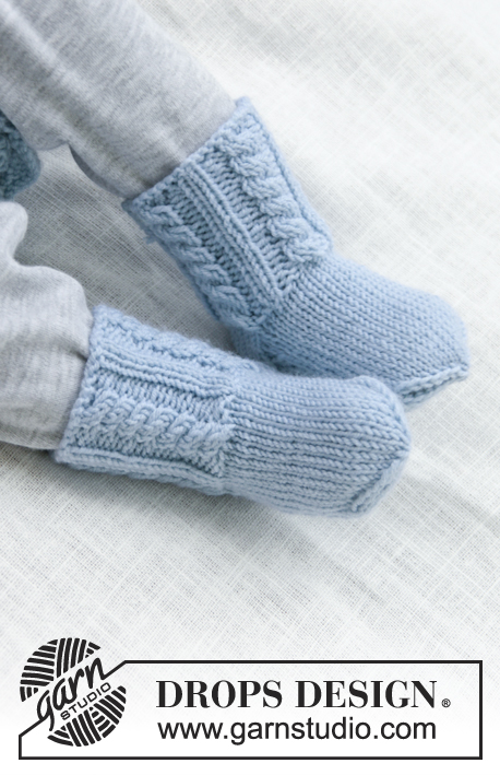 Celestina Socks / DROPS Baby 31-8 - Stickade sockor med flätor till baby. Stl prematur - 3/4 år. Arbetet är stickat i DROPS BabyMerino