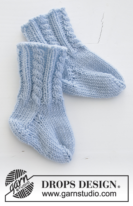 Celestina Socks / DROPS Baby 31-8 - Chaussettes tricotées pour bébé avec torsades, en DROPS BabyMerino. De la taille prématuré au 3/4 ans.