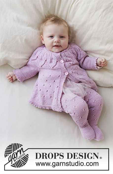 Pink Petals / DROPS Baby 33-13 - Gilet et collants tricotés pour bébé en DROPS BabyMerino. Le gilet se tricote de haut en bas avec point de feuilles, empiècement arrondi et forme trapèze. Les collants se tricotent de haut en bas avec point ajouré. 
Taille: prématuré au 2 ans.