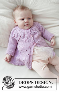 Pink Petals / DROPS Baby 33-13 - Gilet et collants tricotés pour bébé en DROPS BabyMerino. Le gilet se tricote de haut en bas avec point de feuilles, empiècement arrondi et forme trapèze. Les collants se tricotent de haut en bas avec point ajouré. 
Taille: prématuré au 2 ans.