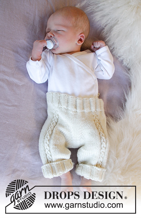 Little Cherub Pants / DROPS Baby 33-18 - Strikkede bukser til baby i DROPS Merino Extra Fine. Arbejdet strikkes oppefra og ned med falske snoninger. Størrelse 1 mdr – 4 år.