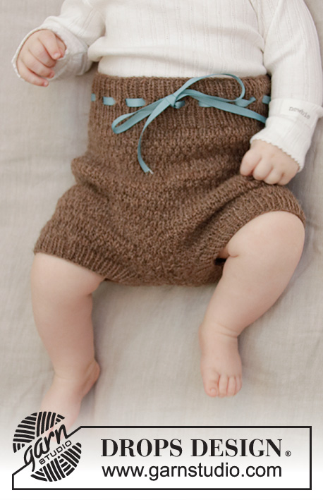 Shorts and Sweet / DROPS Baby 33-23 - Pantalones cortos para bebés con patrón de textura en DROPS Flora. Talla: Prematuro – 2 años.