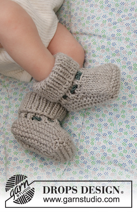 Tiny Kicks / DROPS Baby 33-24 - Gebreide sloffen met boordsteek en ribbelsteek voor baby in DROPS Merino Extra Fine. Maat 0 - 4 jaar