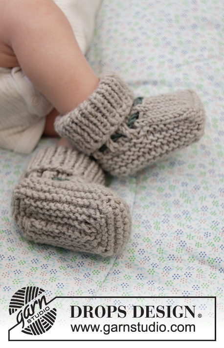 Tiny Kicks / DROPS Baby 33-24 - Strikkede tøfler med rib og retstrik til baby i DROPS Merino Extra Fine. Størrelse 0 – 4 år.