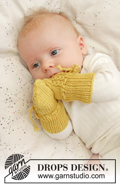 Stroll in the Park Mittens / DROPS Baby 33-28 - Dětské rukavice pro miminka s falešným copánkovým vzorem pletené z příze DROPS BabyMerino. Velikost 1 měsíc – 9 měsíců.