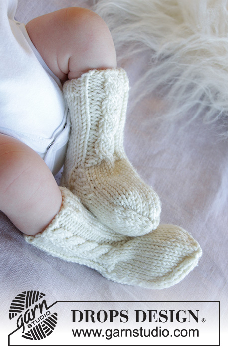 Tip Toe Cable / DROPS Baby 33-34 - Gebreide sokken met kabels voor baby in DROPS Merino Extra Fine. Maat 1 maand - 4 jaar