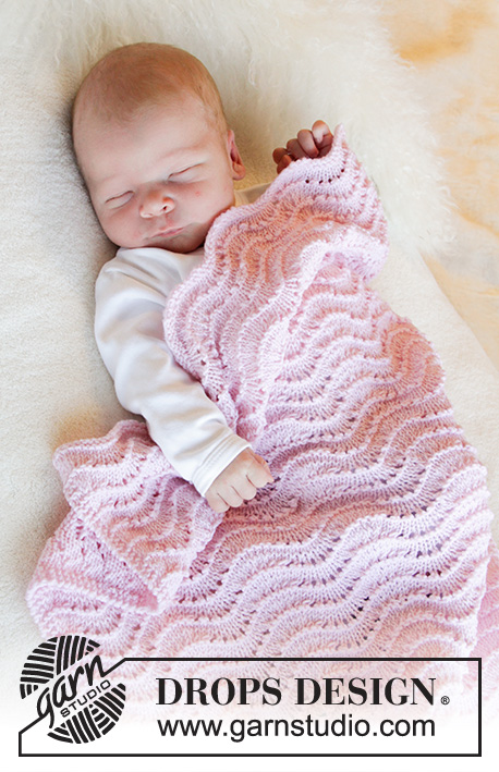 Good Night / DROPS Baby 33-4 - Strikket tæppe til baby i DROPS BabyMerino. Arbejdet er strikket med bølgemønster. Tema Babytæppe