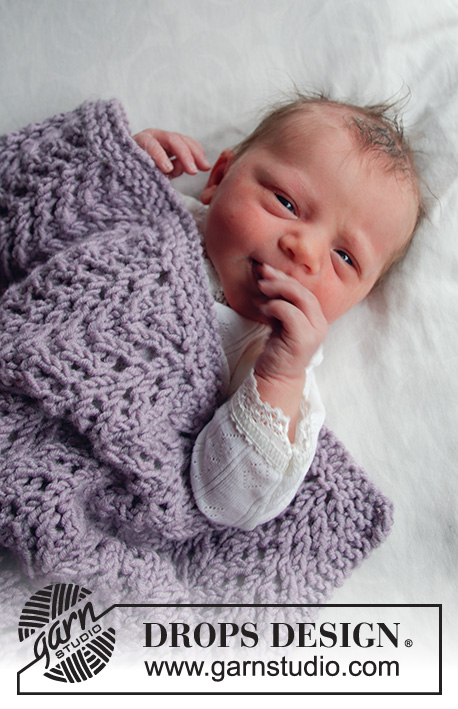 Lilac Warm / DROPS Baby 33-40 - Gebreide deken voor baby met kantpatroon in DROPS Big Merino. Thema: babydeken