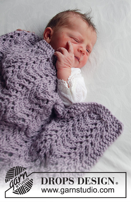 Lilac Warm / DROPS Baby 33-40 - Manta bebé tricotada com ponto rendado em DROPS Big Merino. Tema: Manta para Bebé
