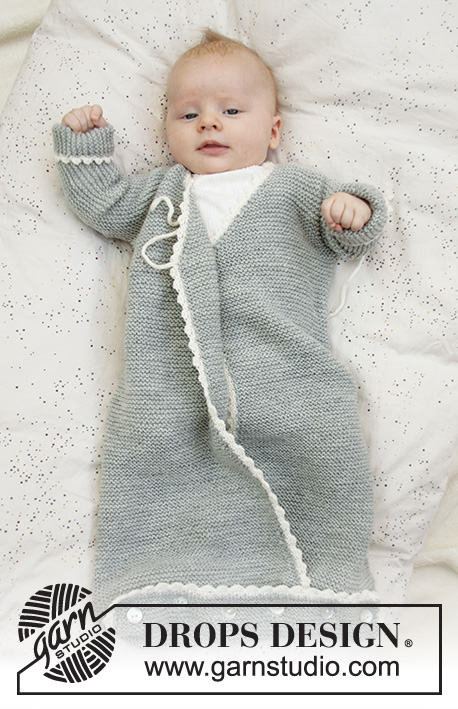 Catch a Wink / DROPS Baby 33-6 - Vauvan neulottu makuupussi DROPS BabyMerino -langasta. Työssä on ainaoikeinneuletta, virkatut reunukset ja solmimisnauhat. Koot keskonen - 4 vuotta.