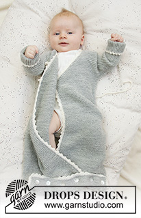 Catch a Wink / DROPS Baby 33-6 - Nid d’ange tricoté en DROPS BabyMerino, au point mousse, avec liens et bordures au crochet. De la taille préma au 4 ans.