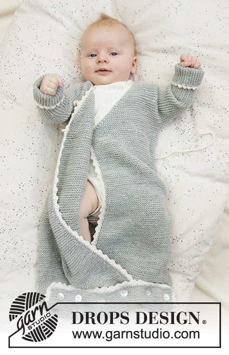 Catch a Wink / DROPS Baby 33-6 - Vauvan neulottu makuupussi DROPS BabyMerino -langasta. Työssä on ainaoikeinneuletta, virkatut reunukset ja solmimisnauhat. Koot keskonen - 4 vuotta.