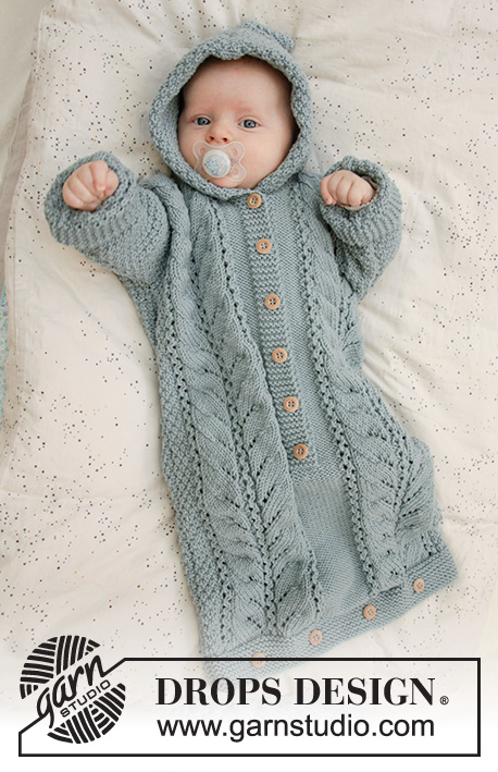 Cable Snooze / DROPS Baby 33-7 - Dětský baby spací pytel s kapucí, pletený ažurovým a perličkovým vzorem z příze DROPS Merino Extra Fine. Velikost: nedonošená až 4 roky