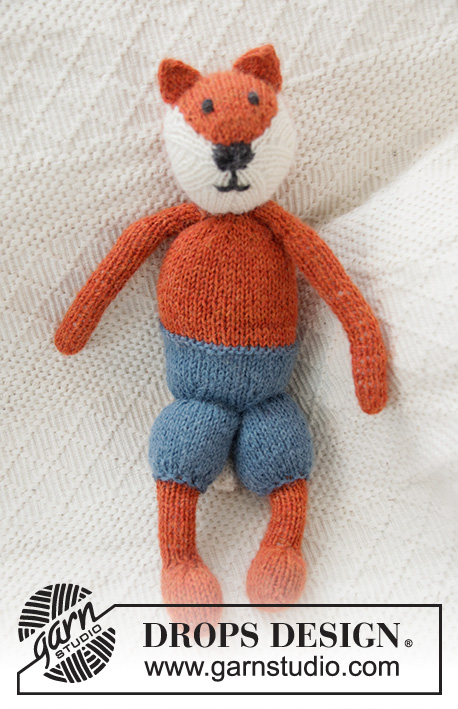 Mister Fox / DROPS Baby 36-11 - Lis na drutach, ubrany w spodnie, sweter i muszkę z włóczki DROPS Alpaca.
