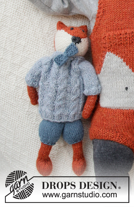 Mister Fox / DROPS Baby 36-11 - Lis na drutach, ubrany w spodnie, sweter i muszkę z włóczki DROPS Alpaca.