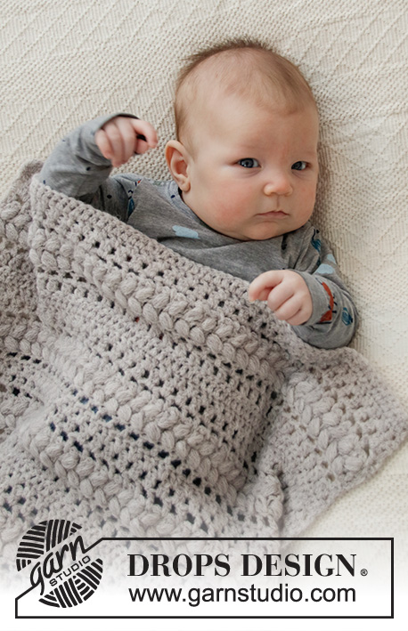 Big Dreams / DROPS Baby 36-3 - Gehaakte deken voor baby’s in DROPS Sky. Het werk wordt gehaakt met kantpatroon, textuur en kussensteken. Thema: babydeken