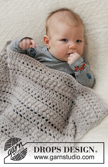 Big Dreams / DROPS Baby 36-3 - Gehaakte deken voor baby’s in DROPS Sky. Het werk wordt gehaakt met kantpatroon, textuur en kussensteken. Thema: babydeken