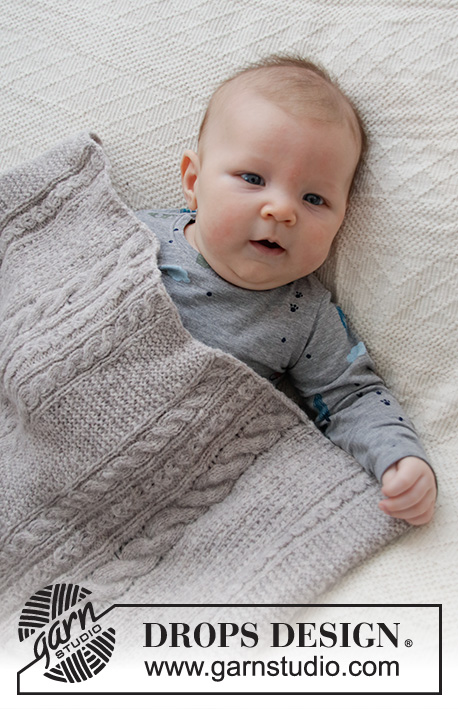 Cosy Twists / DROPS Baby 36-8 - Gebreide deken voor baby’s in DROPS Sky. Het werk wordt gebreid met kabels, ribbelsteek en kantpatroon. Thema: babydeken