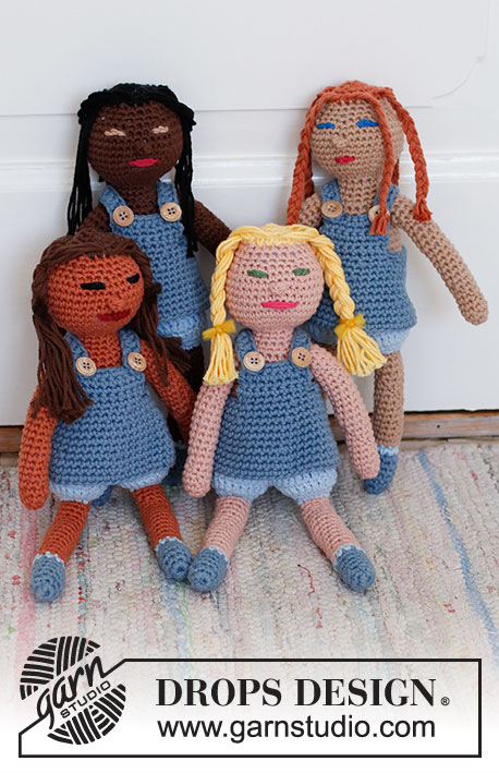 Spice Friends / DROPS Baby & Children 38-17 - Poupées crochetées en DROPS Paris. Stina, Tina, Minna et Linna, avec cheveux tressés et robe.
Thème: Jouets.