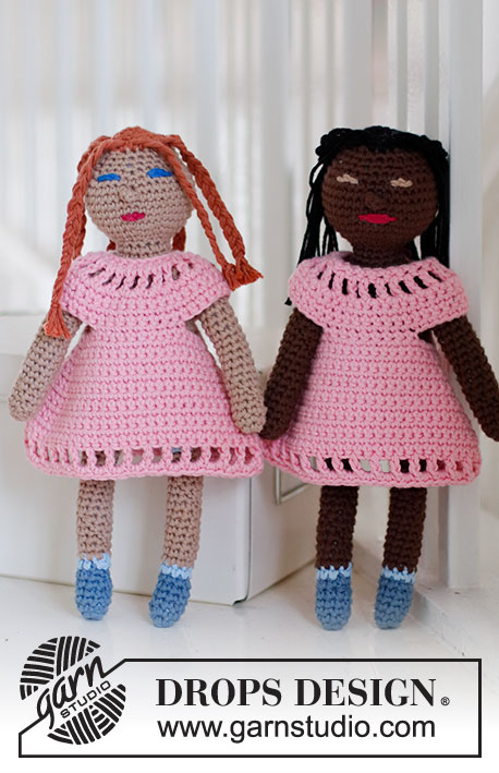 Spice Friends Dress / DROPS Baby & Children 38-18 - Crocheted dress in DROPS Paris for dolls Stina, Tina, Minna and Linna. The dresses are worked top down. Theme: Toys.