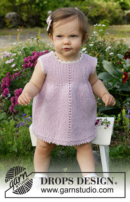 Enchanted Time Dress / DROPS Baby & Children 38-3 - Strikket kjole til baby og børn i DROPS Cotton Merino. Arbejdet strikkes sidelæns med retstrik og hulmønster. Størrelse 0 – 4 år.