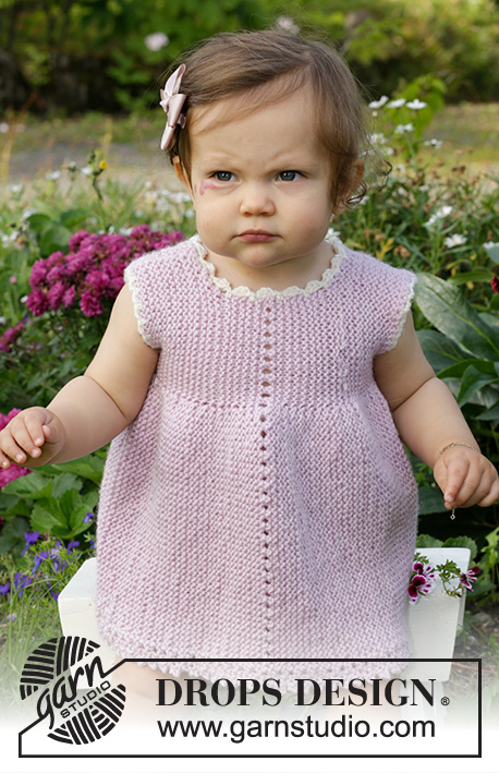 Enchanted Time Dress / DROPS Baby & Children 38-3 - Gestricktes Kleid für Babys und Kinder in DROPS Cotton Merino. Die Arbeit wird quer mit Krausrippen und Lochmuster gestrickt. Größe 0 – 4 Jahre.