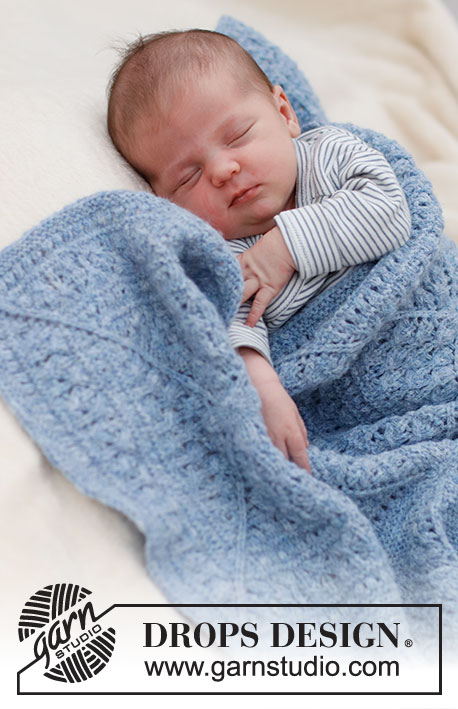 Baby Blue Sea / DROPS Baby & Children 39-1 - Gebreide deken voor baby in DROPS Sky. Het werk wordt in een vierkant gebreid, met een kantpatroon. Thema: babydeken