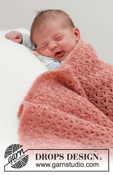 Coral Barley / DROPS Baby & Children 39-7 - Gebreide deken voor baby in DROPS Sky. Het werk wordt gebreid met kantpatroon. Thema: babydeken