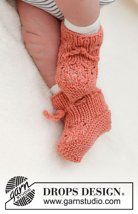 Coral Barley Booties / DROPS Baby & Children 39-8 - Botičky pro miminka pletené krajkovým vzorem z příze DROPS Flora. Velikost: nedonošenci - 4 roky.