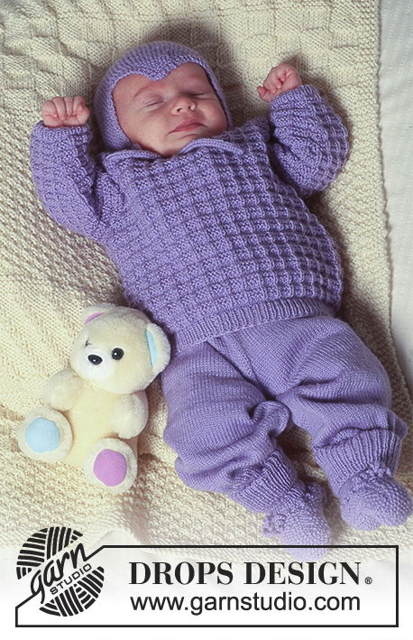 Rocking in Lavender / DROPS Baby 4-19 - Sweterek DROPS ze ściegiem strukturalnym, spodnie, czapka i kapcie z włóczki BabyMerino. Kocyk z włóczki Karisma Superwash.