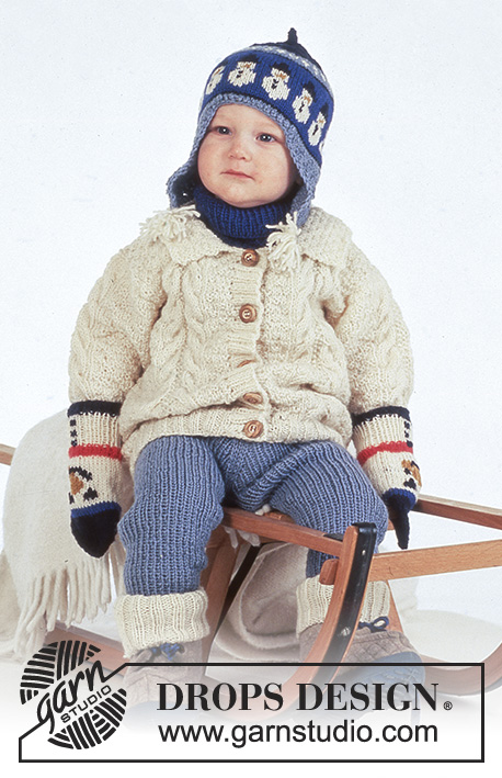 Riding Snowman / DROPS Baby 4-23 - Sweter rozpinany z warkoczami, spodenki, czapeczka, rękawiczki, skarpetki i komin z włóczki DROPS Karisma. Rozmiar dziecięcy: od 3 miesięcy do 4 lat.