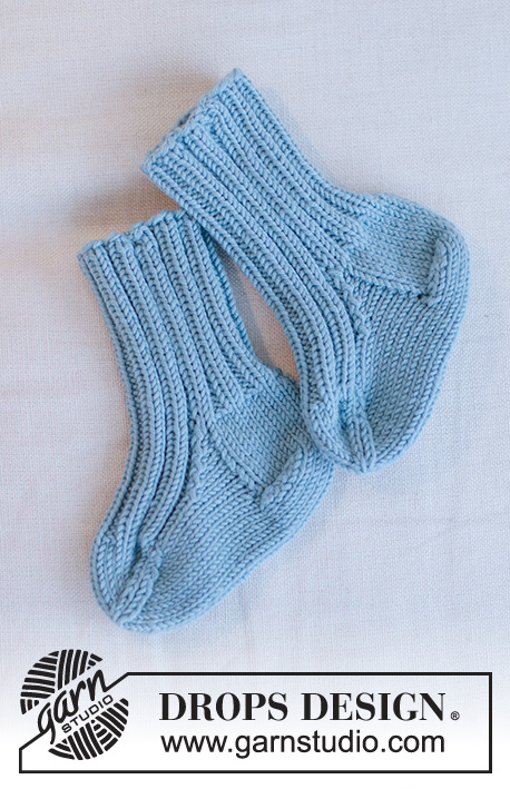 Dream in Blue Socks / DROPS Baby 42-12 - Niemowlęce i dziecięce skarpetki na drutach, ściągaczem, z włóczki DROPS Merino Extra Fine. Od 1 miesiąca do 4 lat.