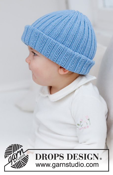 Blue Cloud Beanie / DROPS Baby 42-19 - Strikket hue til baby og børn i DROPS Merino Extra Fine. Arbejdet strikkes med rib. Størrelse 0 – 4 år.