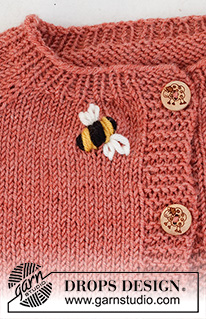 Little Bee Cardigan / DROPS Baby 42-4 - Prjónuð peysa fyrir börn úr DROPS BabyMerino. Stykkið er prjónað ofan frá og niður með laskalínu og útsaumaðri býflugu. Stærð 0 – 4 ára.