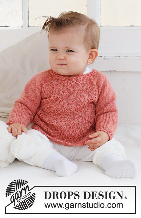 Cotswolds Sweater / DROPS Baby 43-1 - Vauvan ylhäältä alas neulottu pusero DROPS Flora-langasta. Työssä on raglanlinjat ja pitsineuletta. Koot 0-2 vuotta.