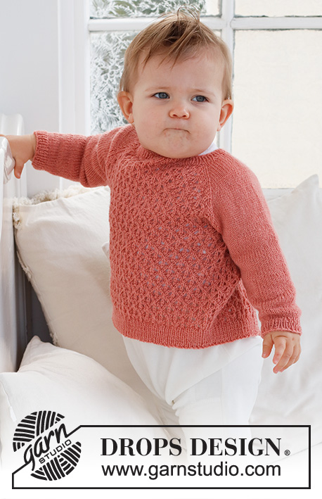 Cotswolds Sweater / DROPS Baby 43-1 - Gestrickter Pullover für Babys in DROPS Flora. Die Arbeit wird mit Raglan und Lochmuster von oben nach unten gestrickt. Größe 0 – 2 Jahre.
