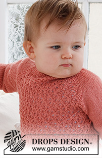 Cotswolds Sweater / DROPS Baby 43-1 - Baby raglánový pulovr s krajkovým vzorem pletený shora dolů z příze DROPS Flora. Velikost 0 – 2 roky.