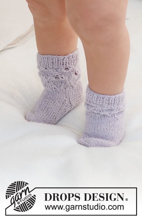 Bellflower Socks / DROPS Baby 43-12 - Strikkede sokker til baby i DROPS Alpaca. Arbejdet strikkes med hulmønster og rib. Størrelse 1 mdr – 2 år.