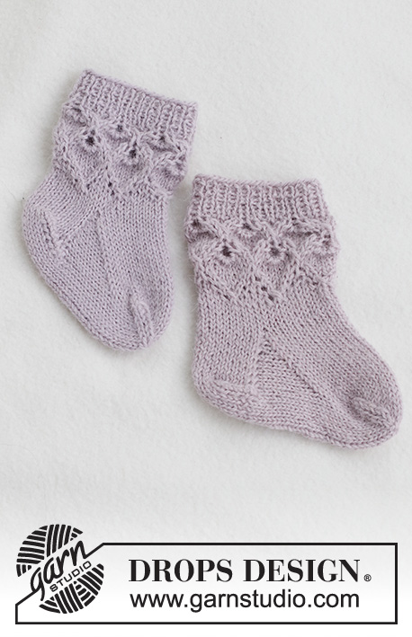 Bellflower Socks / DROPS Baby 43-12 - Kötött zokni babáknak, DROPS Alpaca fonalból. A darabot csipke- és bord mintával készítjük. 1 hónaposokra - 2 évesekre való méretekben