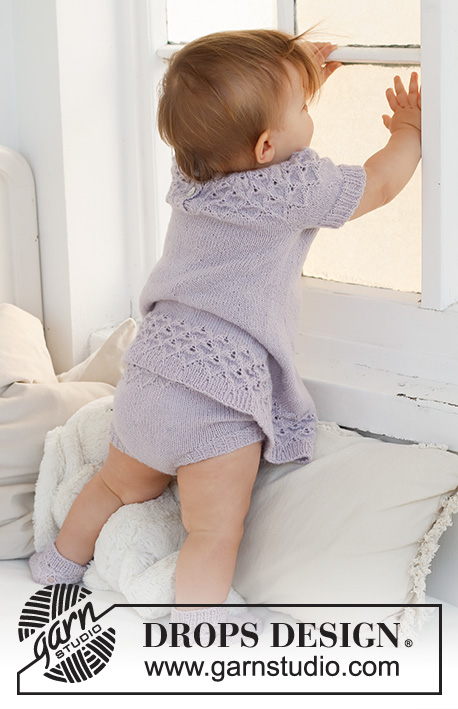 Bellflower Shorts / DROPS Baby 43-13 - Tapa fraldas tricotada de cima para baixo para bebé, com ponto rendado e canelado, em DROPS Alpaca. Tamanhos: 1 mês - 2 anos.