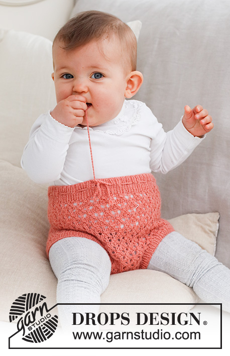 Cotswolds Shorts / DROPS Baby 43-14 - Kötött rövidnadrág babáknak, DROPS Baby Merino fonalból. A darabot csipkemintával készítjük. 1 hónaposokra - 2 évesekre való méretekben