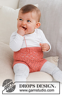 Cotswolds Shorts / DROPS Baby 43-14 - Baby kalhotky s krajkovým vzorem pletené zdola nahoru z příze DROPS BabyMerino. Velikost 1 měsíc – 2 roky.